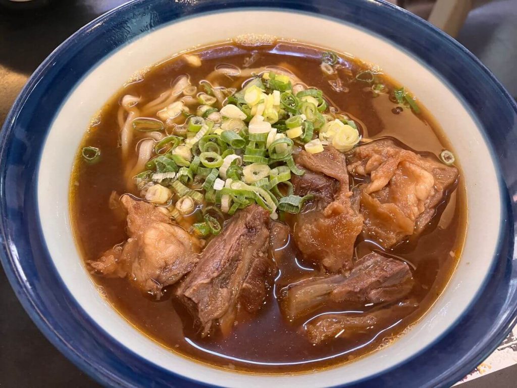 【台中北屯】饕食館小籠湯包 | 牛肉麵與小籠湯包必點！含餐廳環境菜單價位介紹