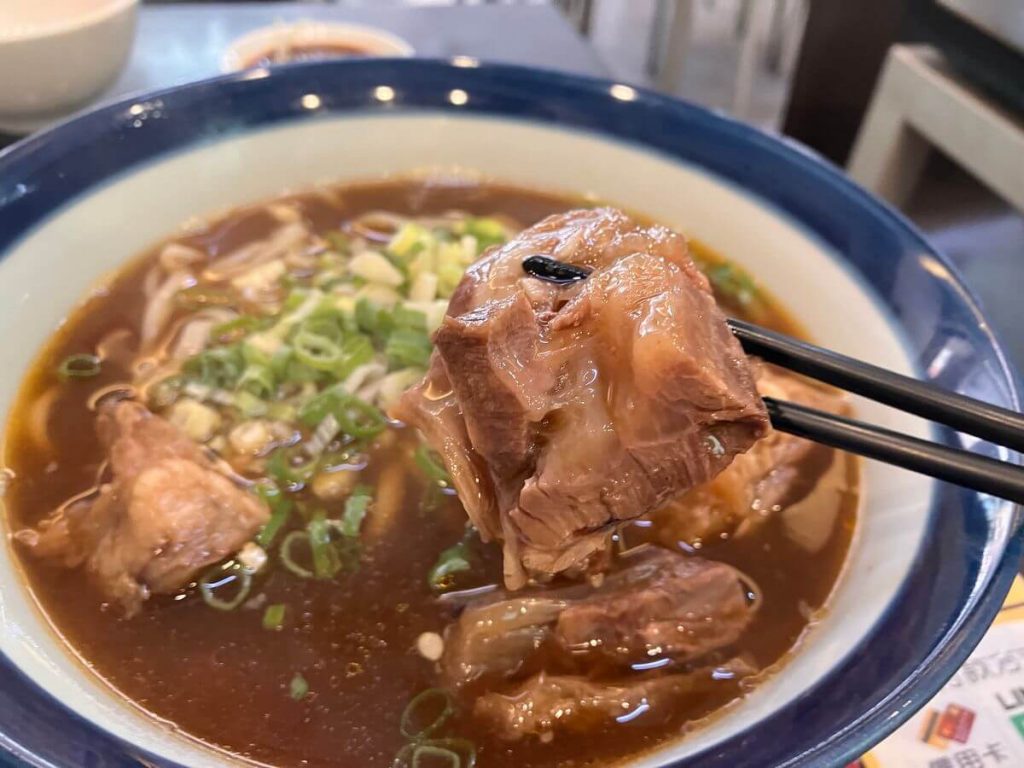 【台中北屯】饕食館小籠湯包 | 牛肉麵與小籠湯包必點！含餐廳環境菜單價位介紹