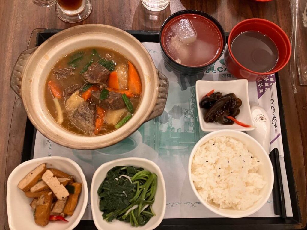 【台中北屯】真鍋珈琲生活館文心店 | 中餐喝咖啡下午茶推薦！餐廳環境菜單價位介紹