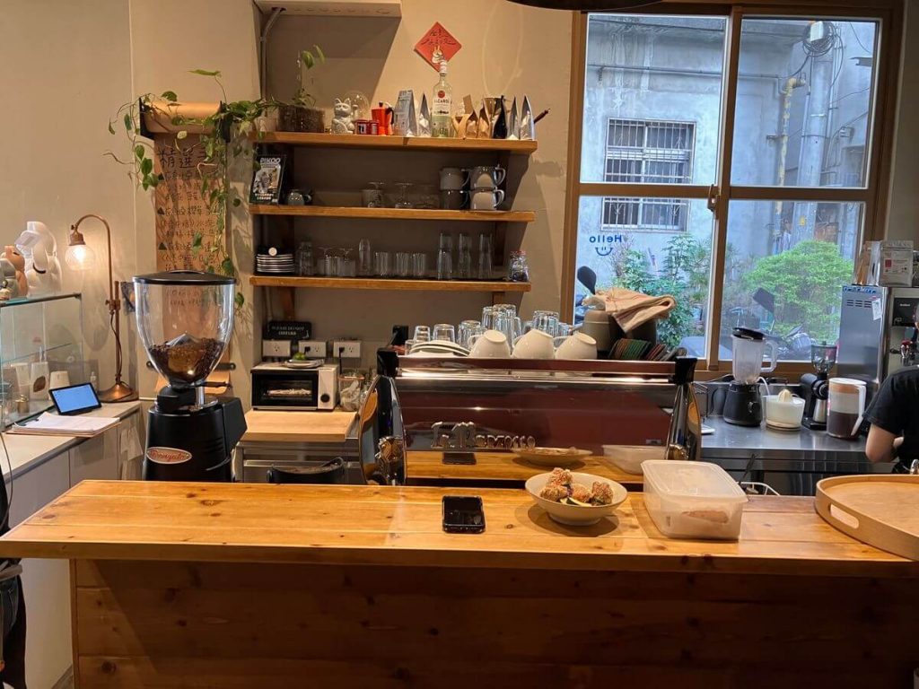 【台中北區】圓環咖啡梅川店 Roundabout Café 早午餐推薦！餐廳環境菜單價位介紹