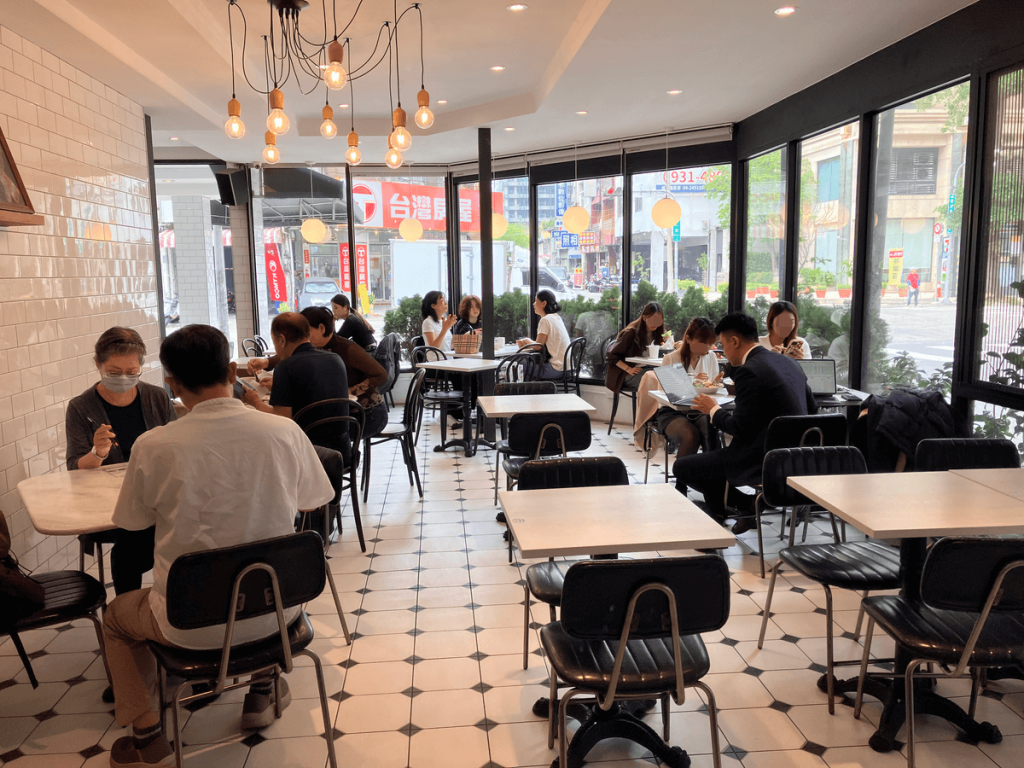 【台中西區】尼克咖啡 Naked Cafe 美式咖啡廳早午餐推薦！餐廳環境菜單價位介紹