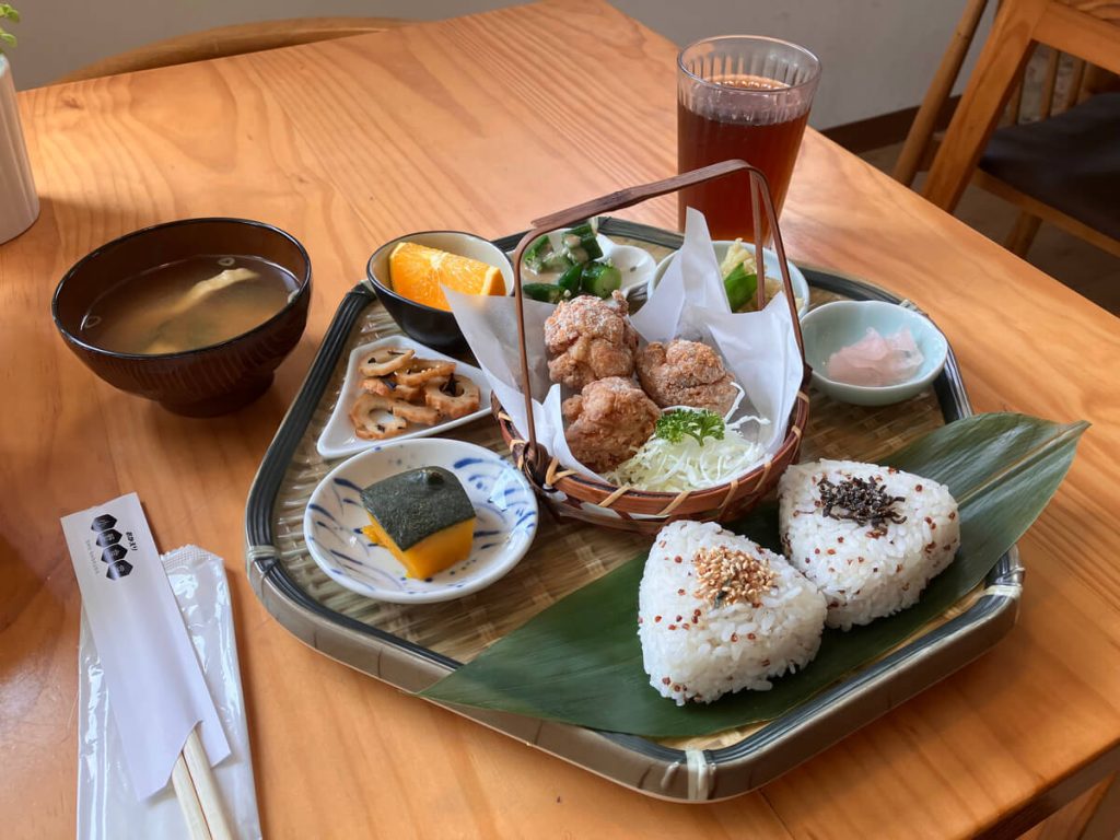 【台中西區】小野食堂 | 日式食堂早午餐 | 飯糰套餐推薦！餐廳環境菜單價位介紹